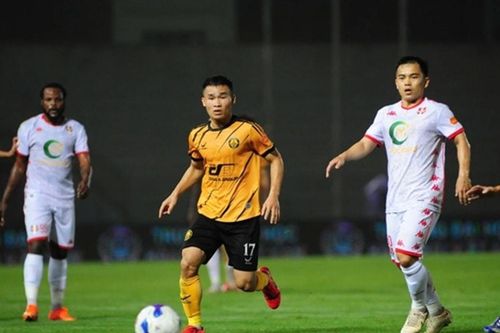 Nguyễn Văn Tùng lập cột mốc 11.000 bàn thắng trong lịch sử V-League tại sân Lạch Tray