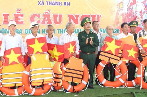 Đồn Biên phòng Bình Minh trao tặng cờ Tổ quốc và áo phao cho ngư dân xã Thăng An