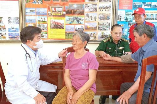 Khám bệnh, cấp thuốc miễn phí cho người dân xã Đề Gi