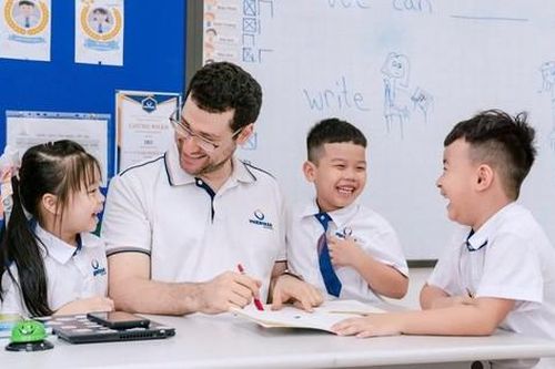 Giáo viên nước ngoài được miễn giấy phép lao động cần nộp giấy tờ gì?
