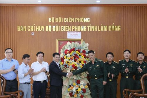 Đoàn ĐBQH Lâm Đồng chúc mừng kỷ niệm 67 năm Ngày Truyền thống Bộ đội Biên phòng