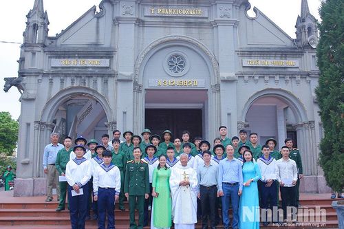 Xã Kim Sơn tổ chức tặng quà cho thanh niên chuẩn bị lên đường nhập ngũ