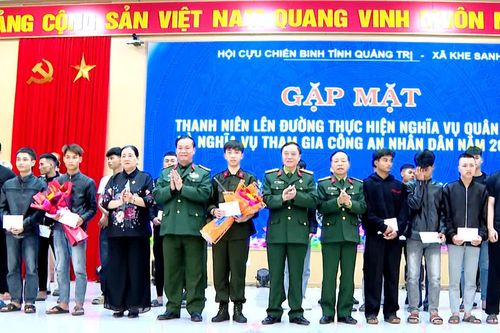 Hội Cựu chiến binh tỉnh: Trao quà động viên tân binh ở xã Khe Sanh