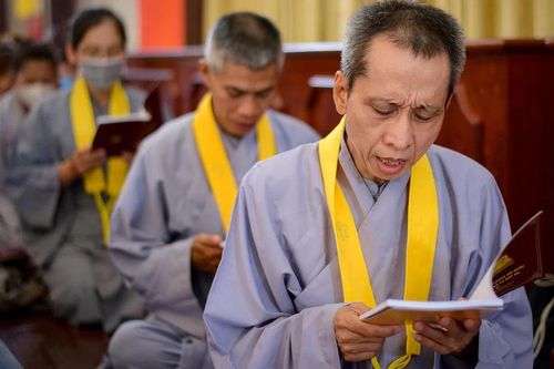 Khóa lễ trì tụng kinh Dược Sư - Cúng Phật và Tiến linh tại Việt Nam Quốc Tự