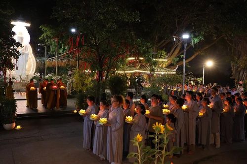 Đêm hoa đăng nguyện cầu quốc thái dân an tại chùa Diệu Pháp (P.Bình Lợi Trung, TP.HCM)