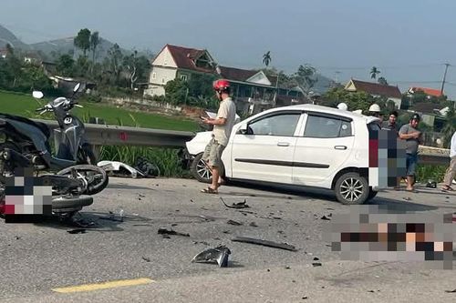 Xe máy va chạm ô tô con, một người tử vong, một người bị thương