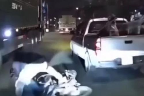 Ô tô tạt đầu xe máy khiến 3 người suýt lao vào gầm xe tải