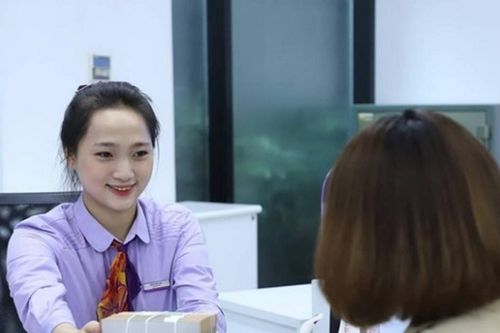 Lãi suất liên ngân hàng 'rơi tự do', lãi suất huy động dân cư vẫn 'nóng'