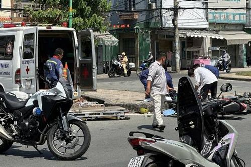 Va chạm với xe máy băng qua đường, 3 người thương vong