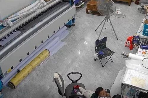 Camera giám sát ghi cảnh chị gái một tay bế em sơ sinh, một tay cứu em trai 3 tuổi thoát nạn khiến phụ huynh Việt tranh luận
