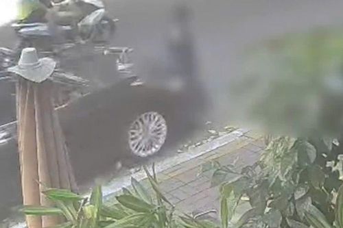 Đang đi bộ, người phụ nữ hơn 70 tuổi tử vong khi bị cuốn vào gầm xe ô tô