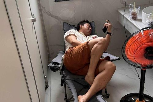 'Đại gia nghìn tỷ' nghỉ ngơi trong nhà vệ sinh, lướt điện thoại gây sốt mạng xã hội là ai?