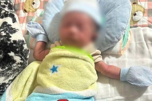 Thương tâm bé trai 7 ngày tuổi bị bỏ rơi trong thùng mì tôm