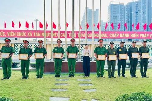 Khen thưởng đột xuất thành tích phá nhanh vụ cướp tài sản xảy ra tại xã Tân Nhựt