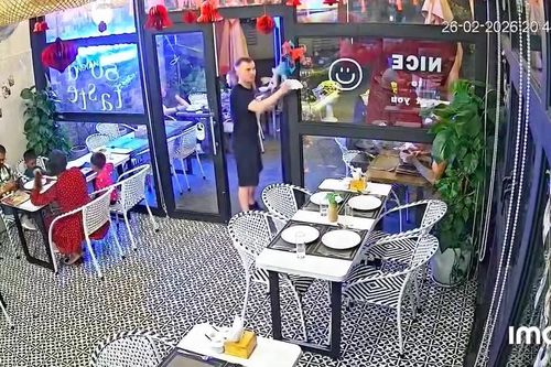 Dân mạng cười bò với clip chàng trai Nga lắc chuông lia lịa để khen món ăn Việt