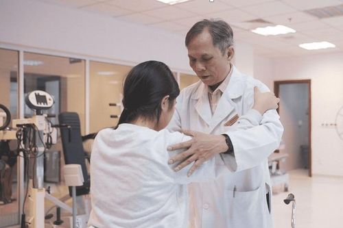 Nước mắt người cha và những bước đi đầu đời lần thứ hai của cô bé 12 tuổi