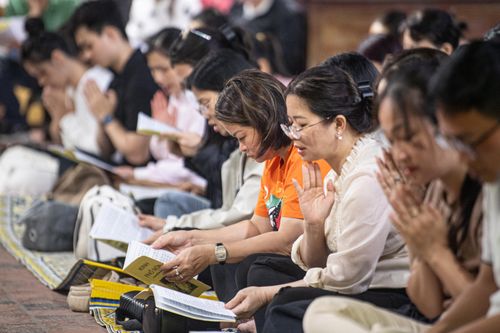 Trước Rằm tháng Giêng, người dân Hà Nội đổ về chùa Phúc Khánh cầu an