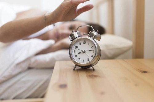 Nhấn nút báo thức lại trên đồng hồ để ngủ thêm 5 phút nữa? Một bác sĩ tâm thần cảnh báo về '3 mối nguy hiểm tiềm ẩn'