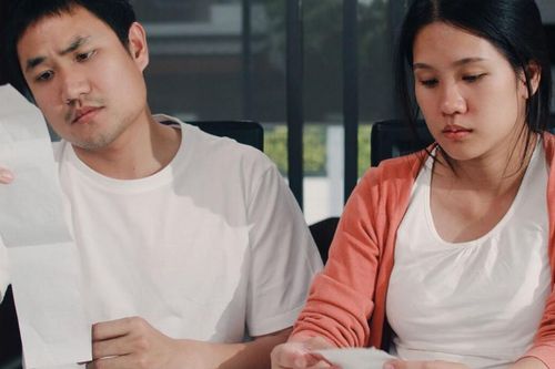 10 năm đưa hết lương cho vợ, chồng chết lặng khi biết tiền đã được chi tiêu thế nào