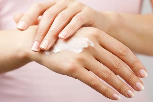 Cách nào phòng và giảm nếp nhăn trên da tay?