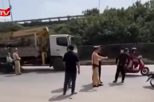 Điều tra vụ xe bán tải tạt đầu, 3 người suýt ngã vào rơ-moóc ở Hà Nội