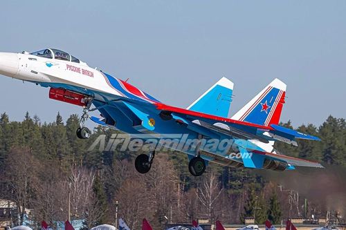 Tiêm kích Su-35 từ đội bay nhào lộn Hiệp sĩ Nga đã tham gia nhiệm vụ chiến đấu