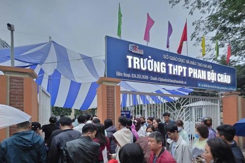 Hà Nội tái diễn cảnh phụ huynh xếp hàng xuyên đêm nộp hồ sơ tuyển sinh đầu cấp