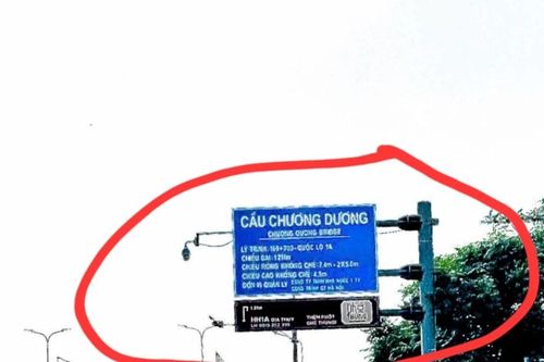 Sau phản ánh của Báo An ninh Thủ đô: UBND phường Bồ Đề kiến nghị tháo dỡ biển quảng cáo 'bám' cột tín hiệu giao thông