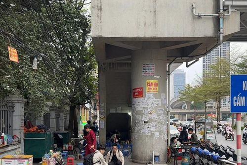 Ghi nhận tình trạng lộn xộn, vi phạm trật tự đô thị trước cổng Đại học Giao thông vận tải