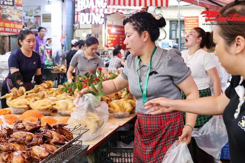 Hà Nội: Người dân đổ về 'chợ nhà giàu' sắm lễ Rằm tháng Giêng