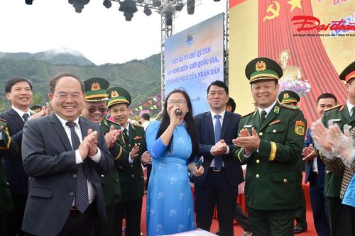 Bí thư Tỉnh ủy Quảng Ninh và Chính ủy BĐBP làm bánh giầy trong Ngày hội Biên phòng toàn dân