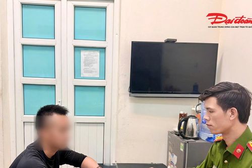 Hà Nội: Tạm giữ tài xế bán tải chèn ép xe máy làm 3 người ngã xuống đường