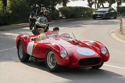Tay đua F1 'rước dâu' bằng siêu xe Ferrari hơn 40 triệu USD