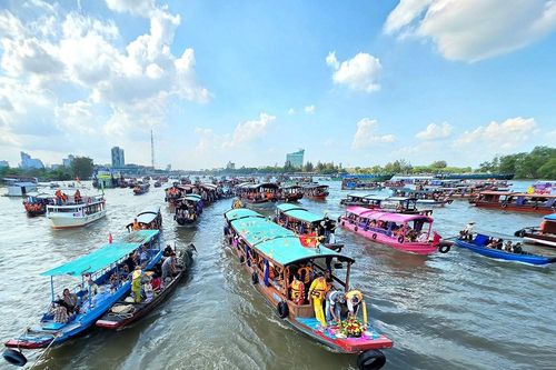 Hàng ngàn người dự Lễ hội Tống phong tại Miếu Bà Xóm Chài