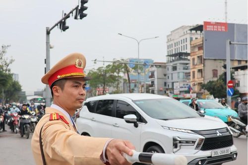 Siết chặt kiểm tra xe kinh doanh không đổi biển vàng tại các cửa ngõ thành phố