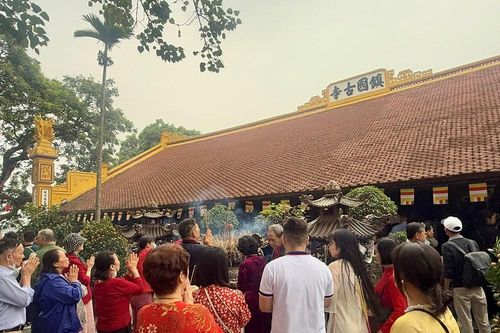 Vãn cảnh chùa đầu xuân: Đã vắng bóng vàng mã và mê tín dị đoan