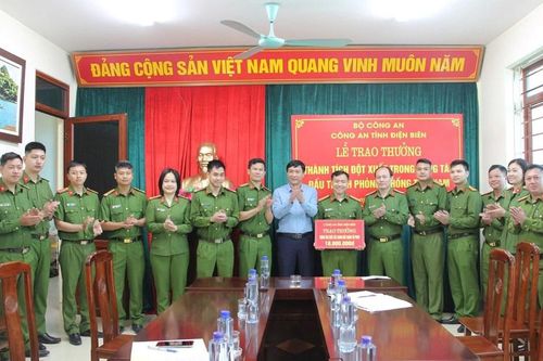 Trao thưởng đột xuất vụ bắt giữ 2 bánh heroin, 6.000 viên ma túy tổng hợp