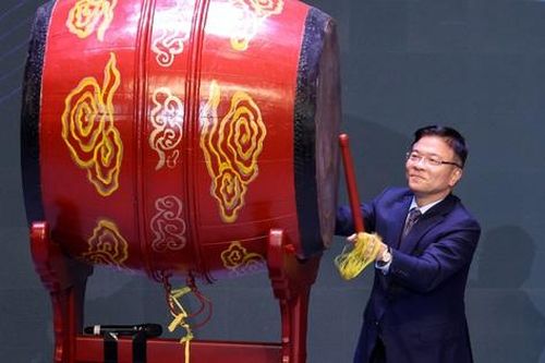 Phó Thủ tướng Lê Thành Long gióng trống mở màn Đêm thơ Nguyên tiêu 'Trước biển lớn'