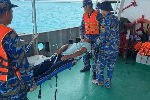 Tàu 741, Hải đoàn 129 kịp thời vận chuyển cấp cứu ngư dân bị đột quỵ tại quần đảo Trường Sa