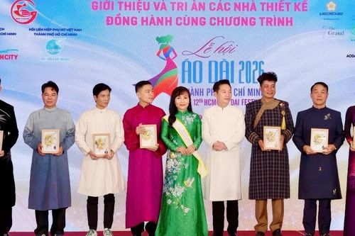 Nhà thiết kế Đỗ Trịnh Hoài Nam giới thiệu bộ sưu tập 'Việt Nam Gấm Hoa' tại Lễ hội Áo dài