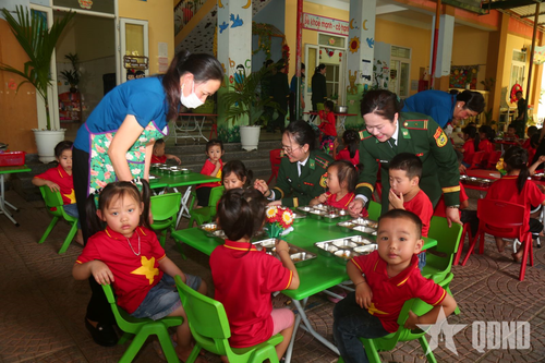 Phụ nữ Biên phòng tổ chức 'Bữa cơm cho em' ở Trường Mầm non Môn Sơn