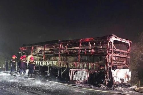 Cháy xe khách, hàng chục hành khách thoát nạn