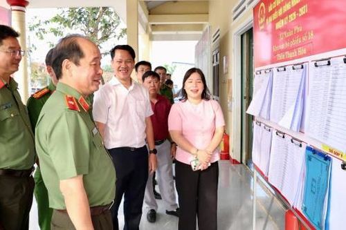 Thiếu tướng Nguyễn Hữu Hợp kiểm tra công tác chuẩn bị bầu cử tại hai xã Xuân Phú và Quế Sơn Trung