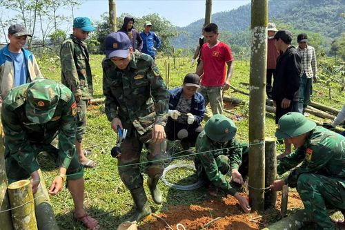 Bộ đội Biên phòng khẩn cấp dựng nhà tạm giúp người dân sau hỏa hoạn