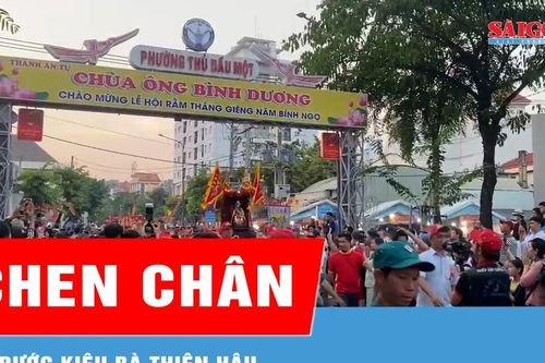 Chen chân xem Lễ rước kiệu Bà Thiên Hậu