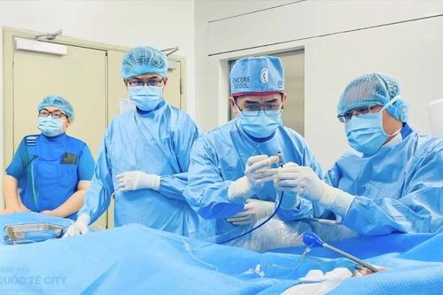 Đặt máy tạo nhịp tim không dây cứu sống bệnh nhân 99 tuổi