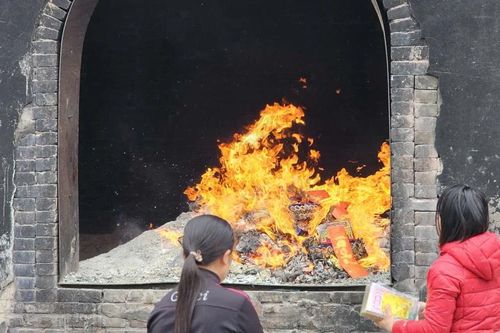 Còn đi lễ với tâm thế 'mặc cả' với thần linh còn biến tướng, lệch chuẩn?