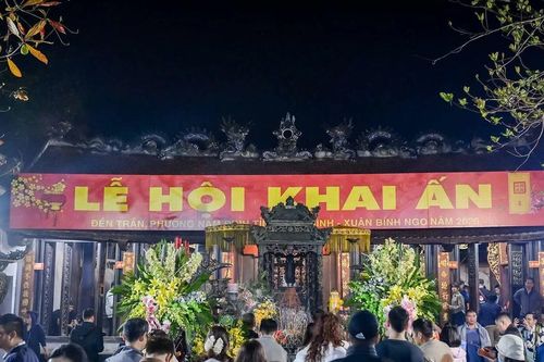 Người dân thức trắng đêm, đội mưa chờ xin ấn Đền Trần