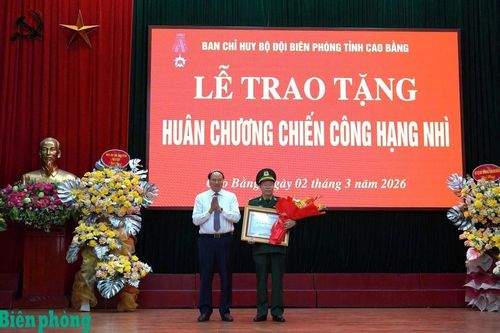 Trao tặng Huân chương Chiến công hạng Nhì cho Chỉ huy trưởng Ban Chỉ huy Bộ đội Biên phòng tỉnh Cao Bằng