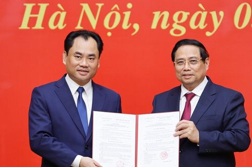 Trao quyết định bổ nhiệm ông Trịnh Việt Hùng giữ chức Thứ trưởng Thường trực Bộ Nông nghiệp và Môi trường